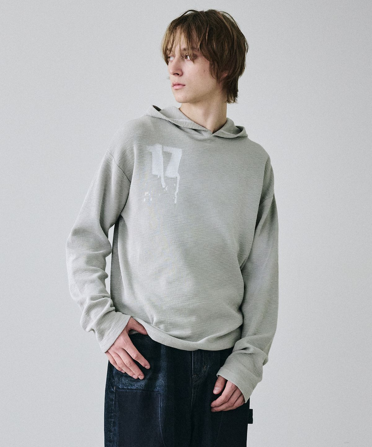 메종미네드(MAISON MINED) PAINTED WAFFLE HOOD LONG SLEEVE IVORY