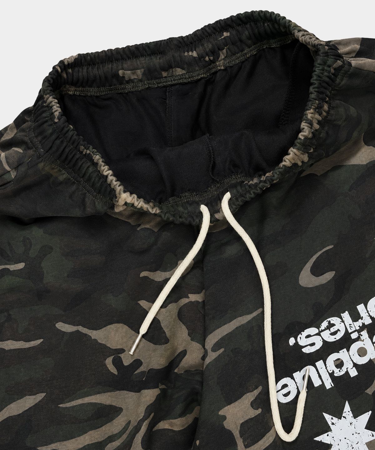 마이딥블루메모리즈(MY DEEP BLUE MEMORIES) MM SYMBOL OVER CAMO SWEATPANTS (KHAKI)