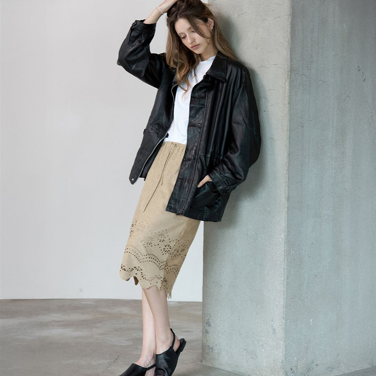켈리도나휴(KELLY DONAHUE) 웨이브 펀칭 스웨이드스커트 BEIGE