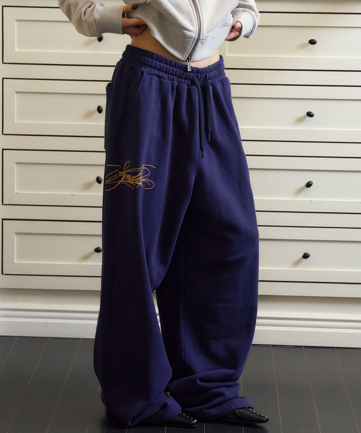 프렌다(PRENDA) LION SCRIPT WIDE SWEATPANTS NAVY