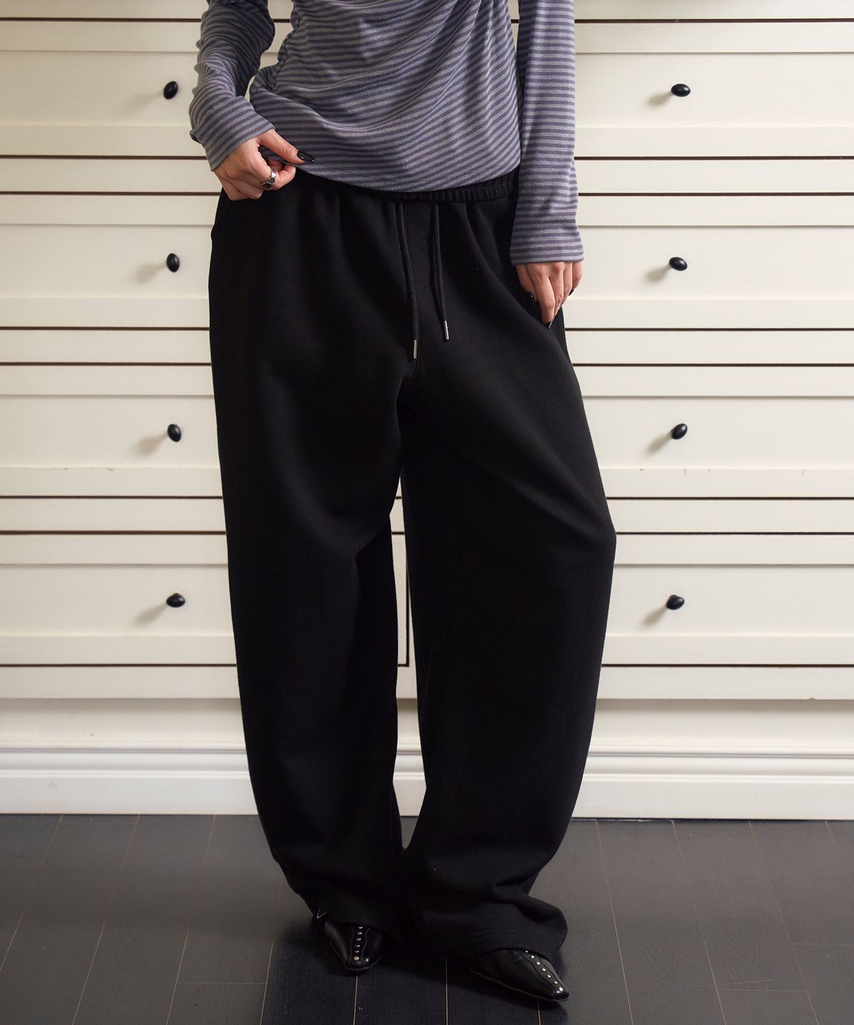 프렌다(PRENDA) EYELET POCKET WIDE SWEATPANTS BLACK