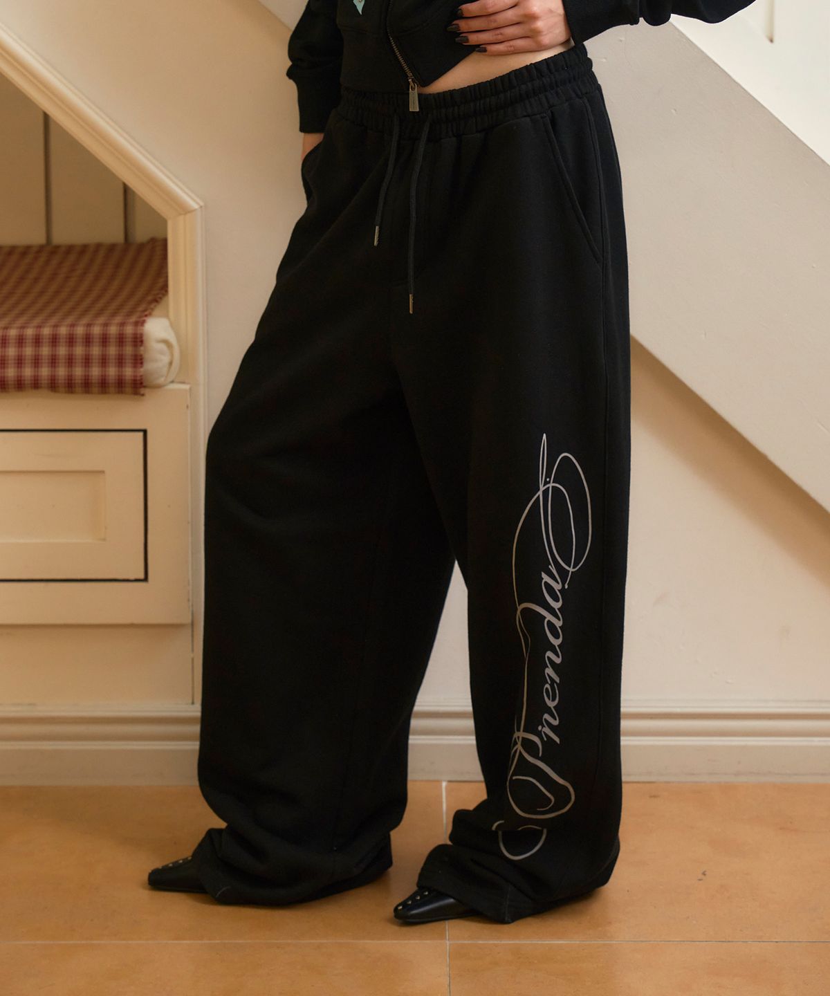 프렌다(PRENDA) SCRIPT LOGO WIDE SWEATPANTS BLACK