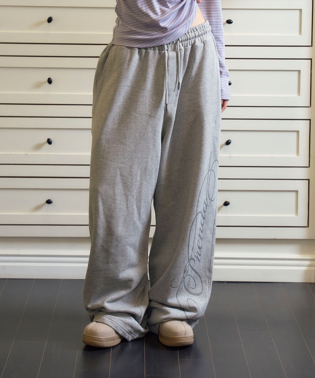 프렌다(PRENDA) SCRIPT LOGO WIDE SWEATPANTS GRAY