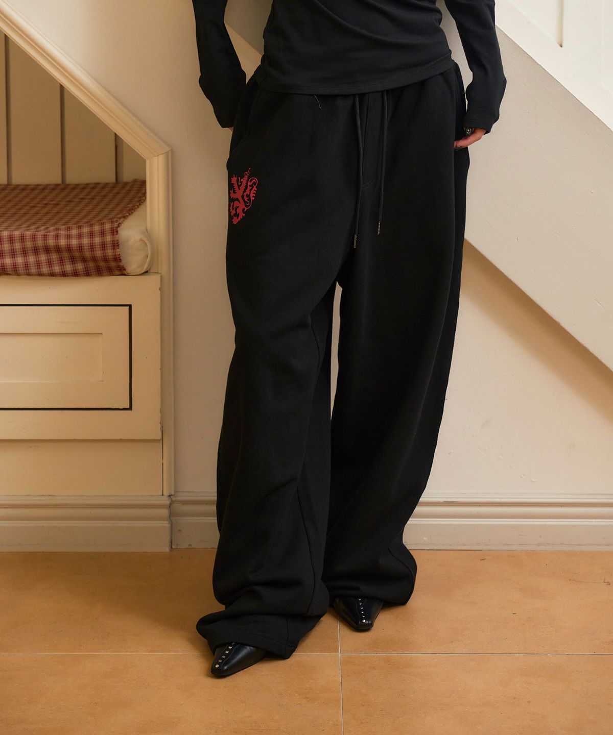 프렌다(PRENDA) HERALD CROSS WIDE SWEATPANTS BLACK