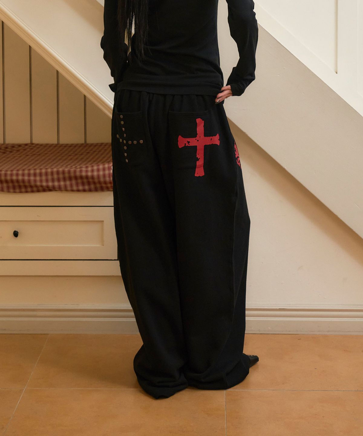프렌다(PRENDA) HERALD CROSS WIDE SWEATPANTS BLACK