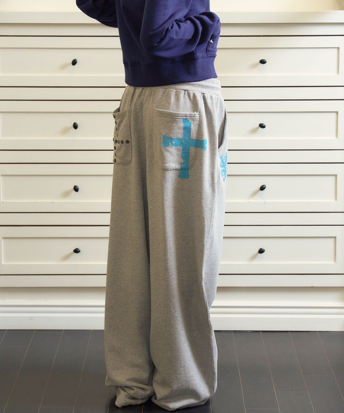 프렌다(PRENDA) HERALD CROSS WIDE SWEATPANTS GRAY