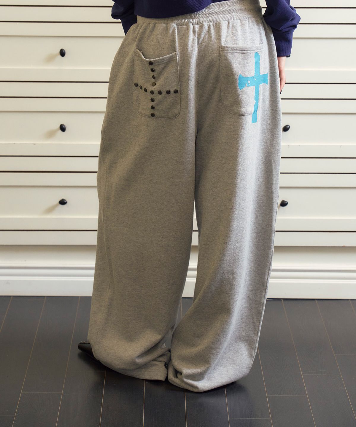 프렌다(PRENDA) HERALD CROSS WIDE SWEATPANTS GRAY
