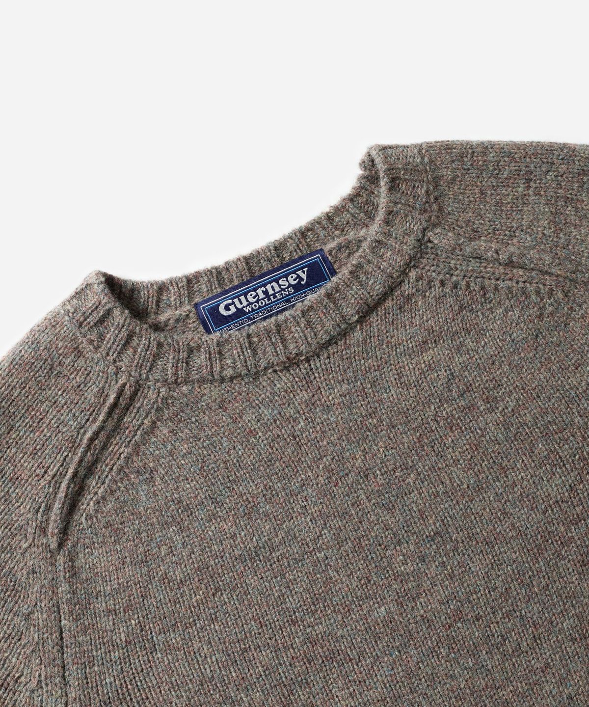 건지 울른스(Guernsey Woollens) 셔틀랜드울 스트럭쳐 새들 크루넥 스웨터 - 믹스 그레이
