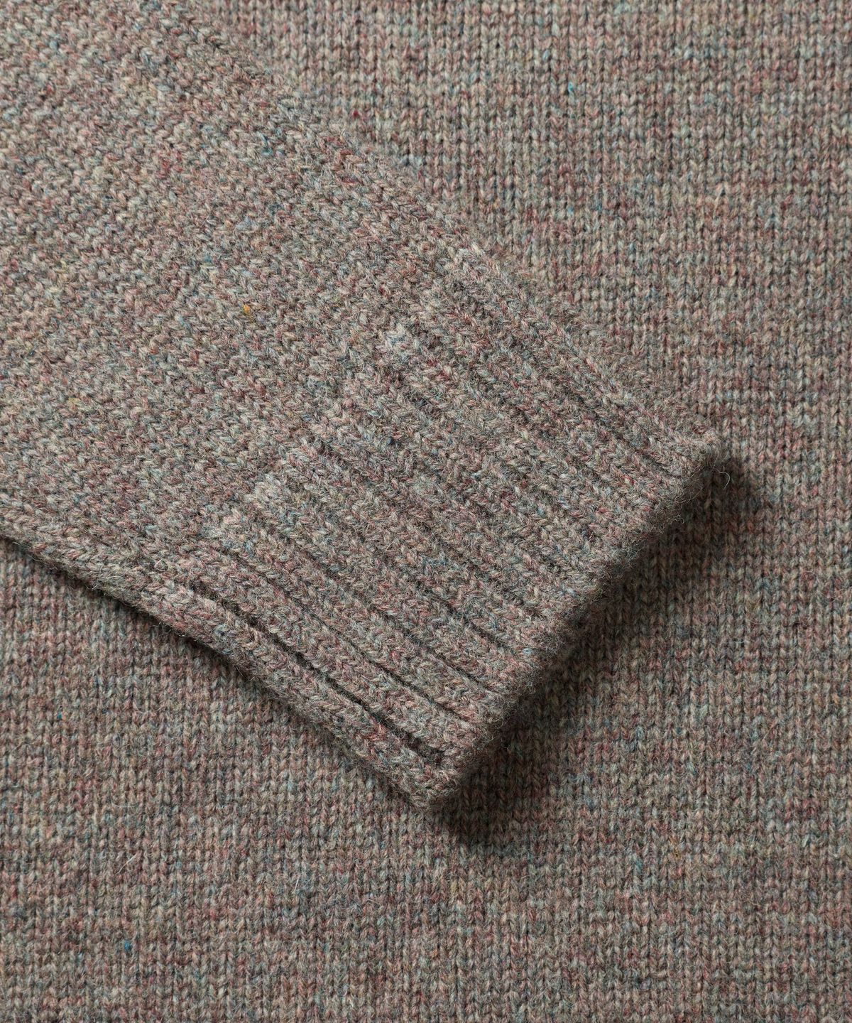 건지 울른스(Guernsey Woollens) 셔틀랜드울 스트럭쳐 새들 크루넥 스웨터 - 믹스 그레이
