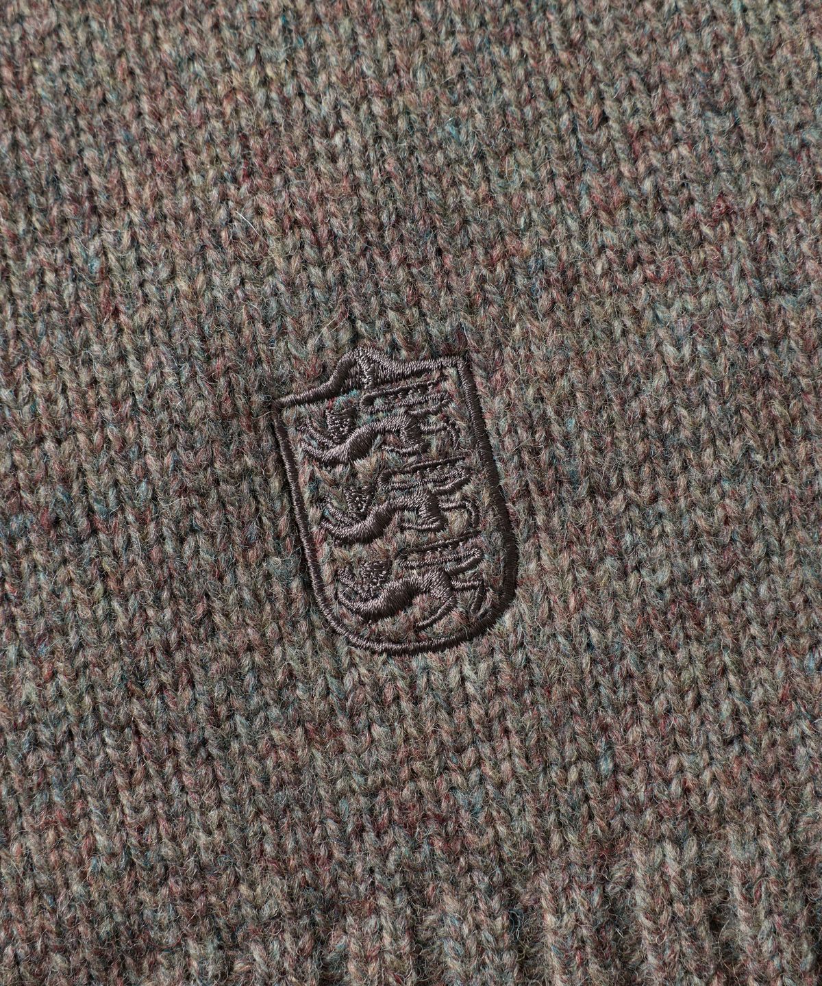 건지 울른스(Guernsey Woollens) 셔틀랜드울 스트럭쳐 새들 크루넥 스웨터 - 믹스 그레이