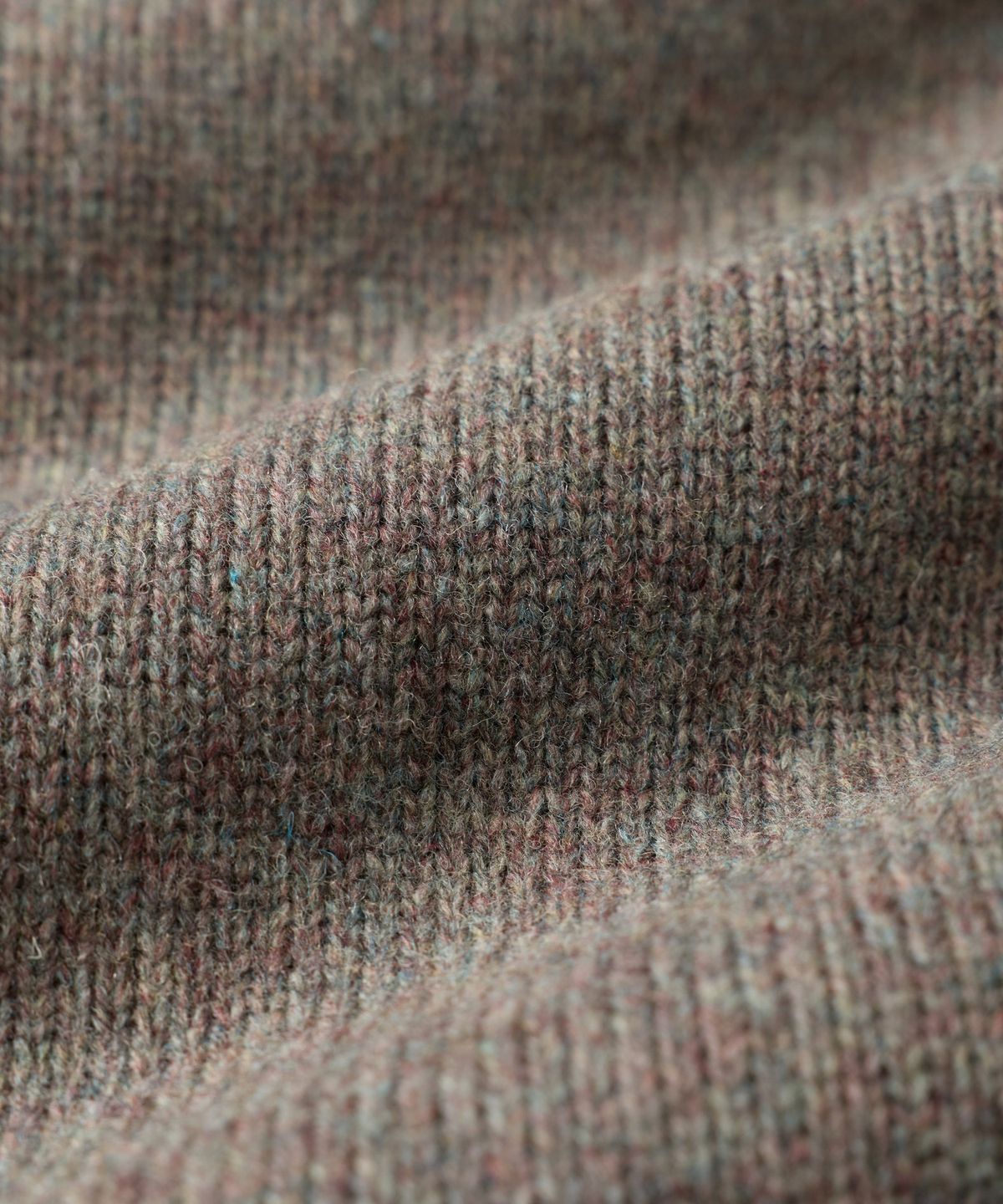 건지 울른스(Guernsey Woollens) 셔틀랜드울 스트럭쳐 새들 크루넥 스웨터 - 믹스 그레이