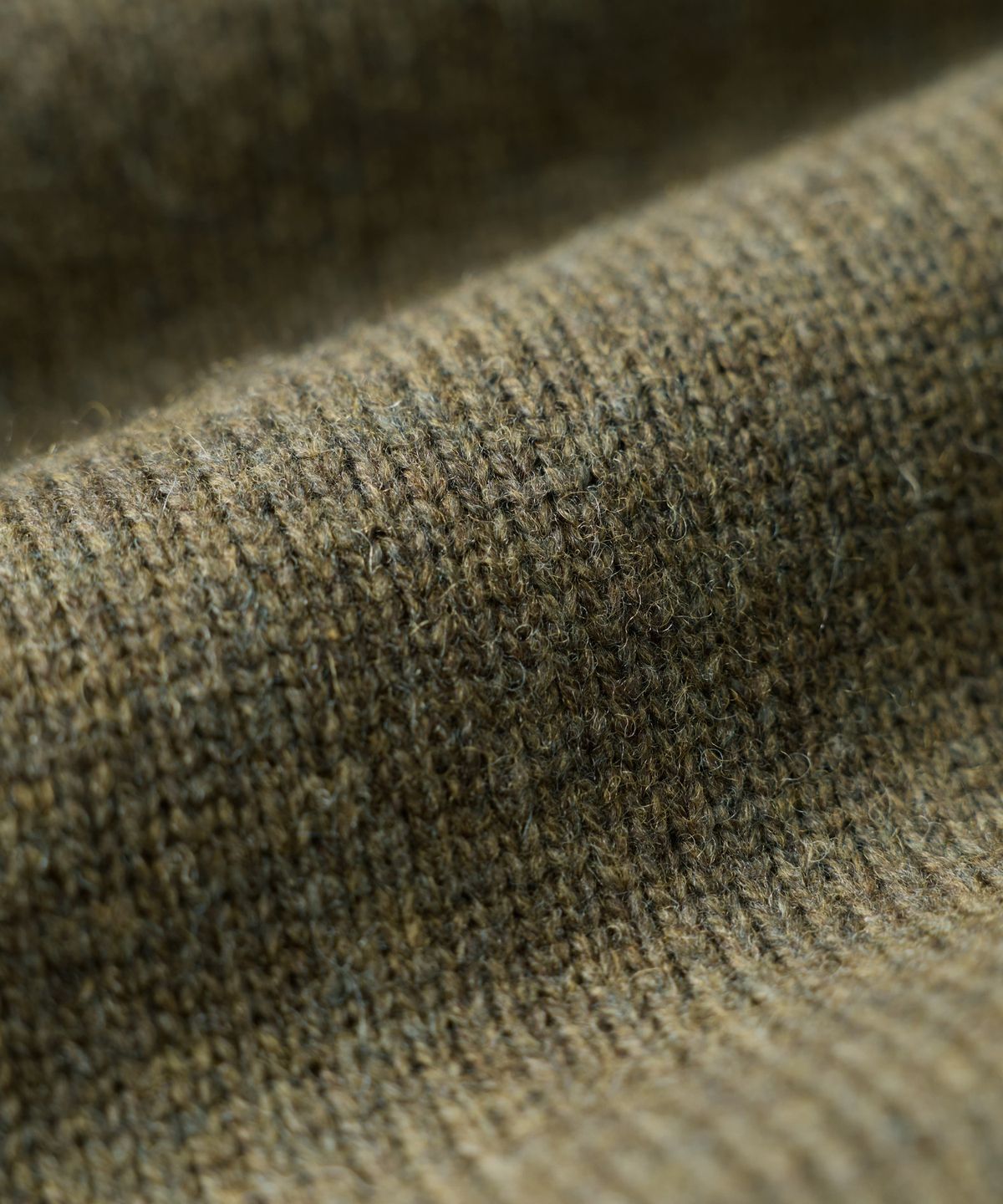 건지 울른스(Guernsey Woollens) 셔틀랜드울 스트럭쳐 새들 크루넥 스웨터 - 올리브