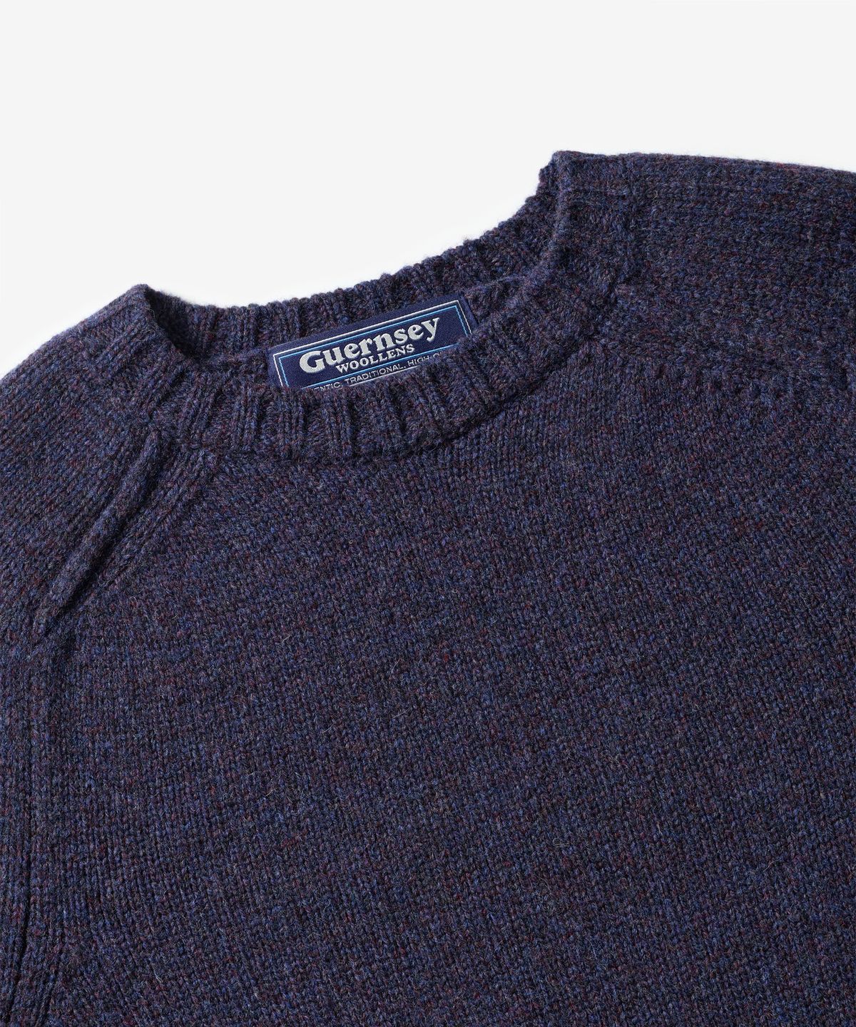 건지 울른스(Guernsey Woollens) 셔틀랜드울 스트럭쳐 새들 크루넥 스웨터 - 더스크 퍼플