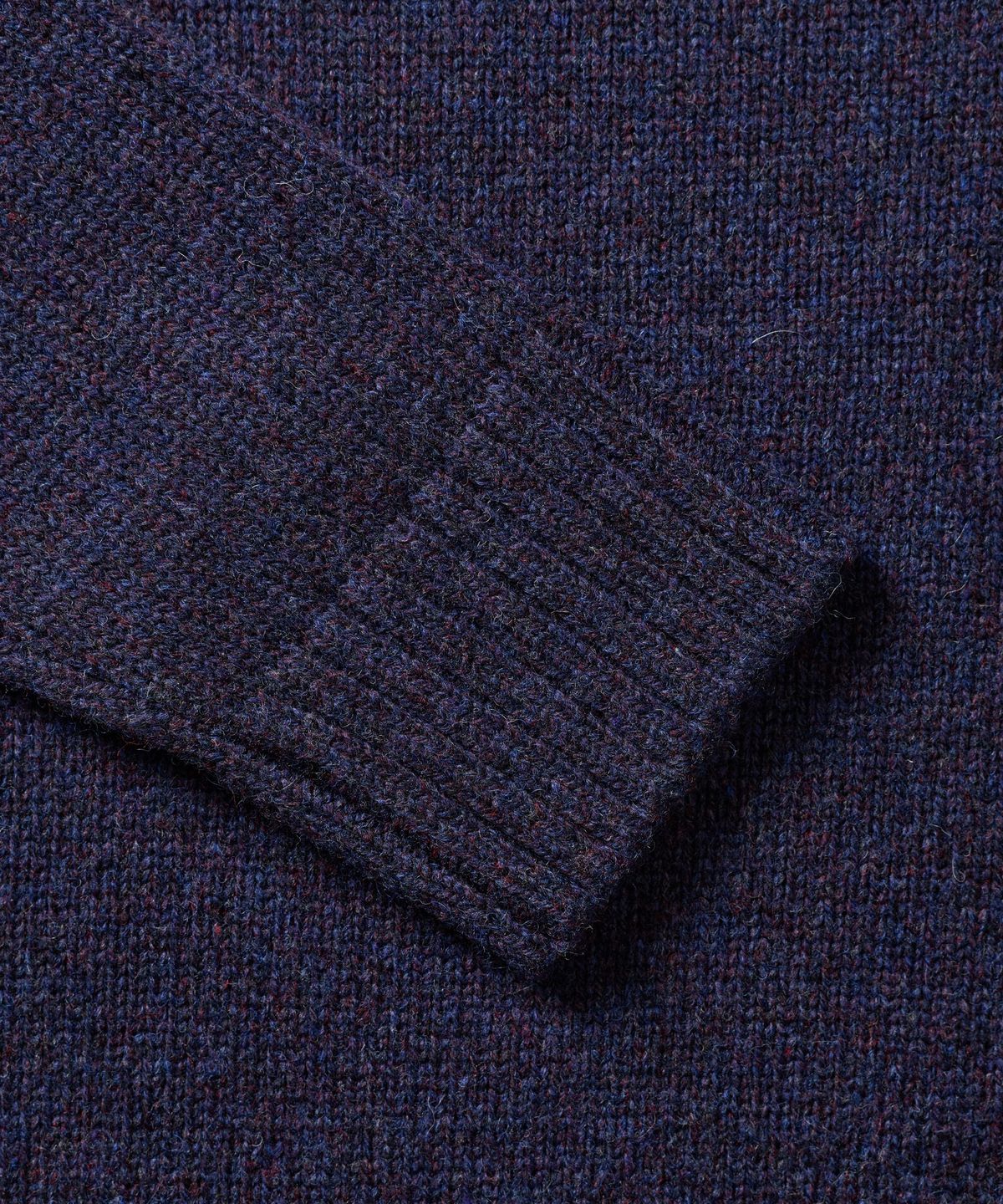 건지 울른스(Guernsey Woollens) 셔틀랜드울 스트럭쳐 새들 크루넥 스웨터 - 더스크 퍼플