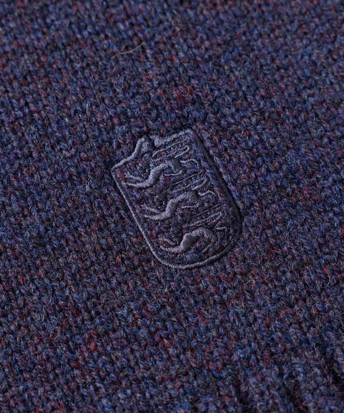 건지 울른스(Guernsey Woollens) 셔틀랜드울 스트럭쳐 새들 크루넥 스웨터 - 더스크 퍼플