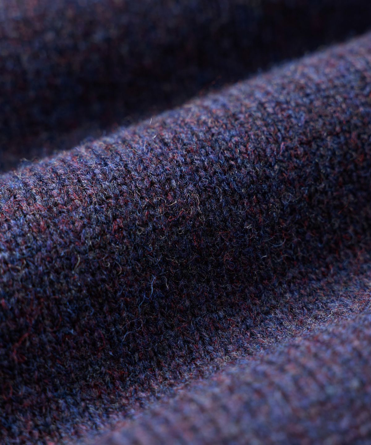 건지 울른스(Guernsey Woollens) 셔틀랜드울 스트럭쳐 새들 크루넥 스웨터 - 더스크 퍼플