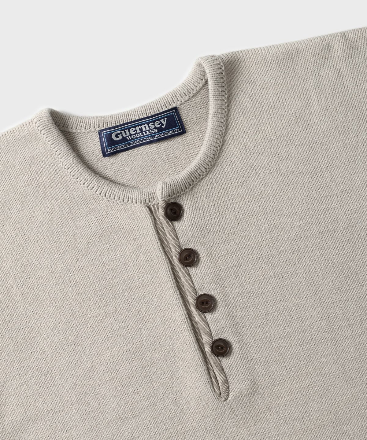 건지 울른스(Guernsey Woollens) 헤비코튼 파이핑 헨리넥 스웨터 - 애쉬 베이지