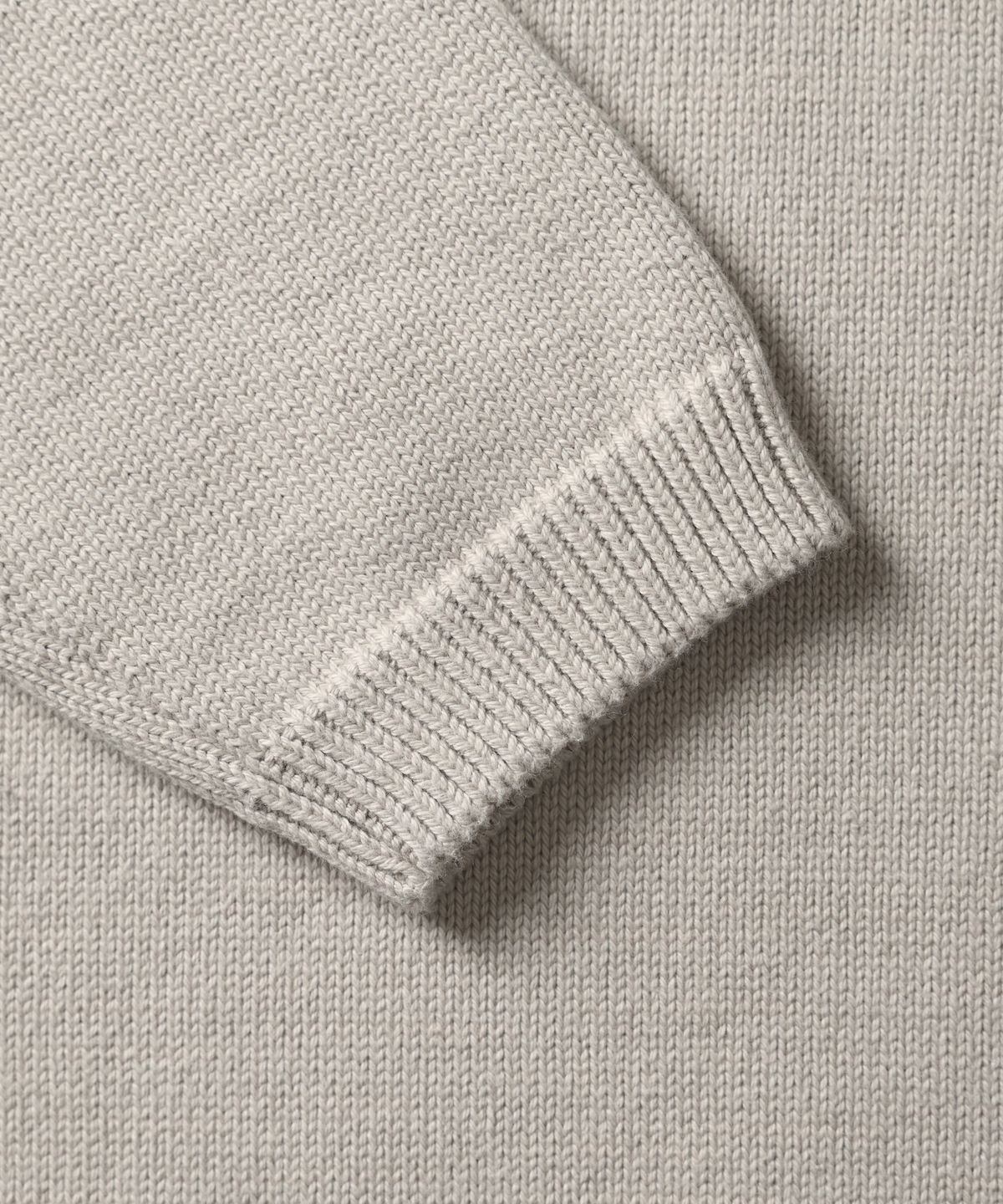 건지 울른스(Guernsey Woollens) 헤비코튼 파이핑 헨리넥 스웨터 - 애쉬 베이지
