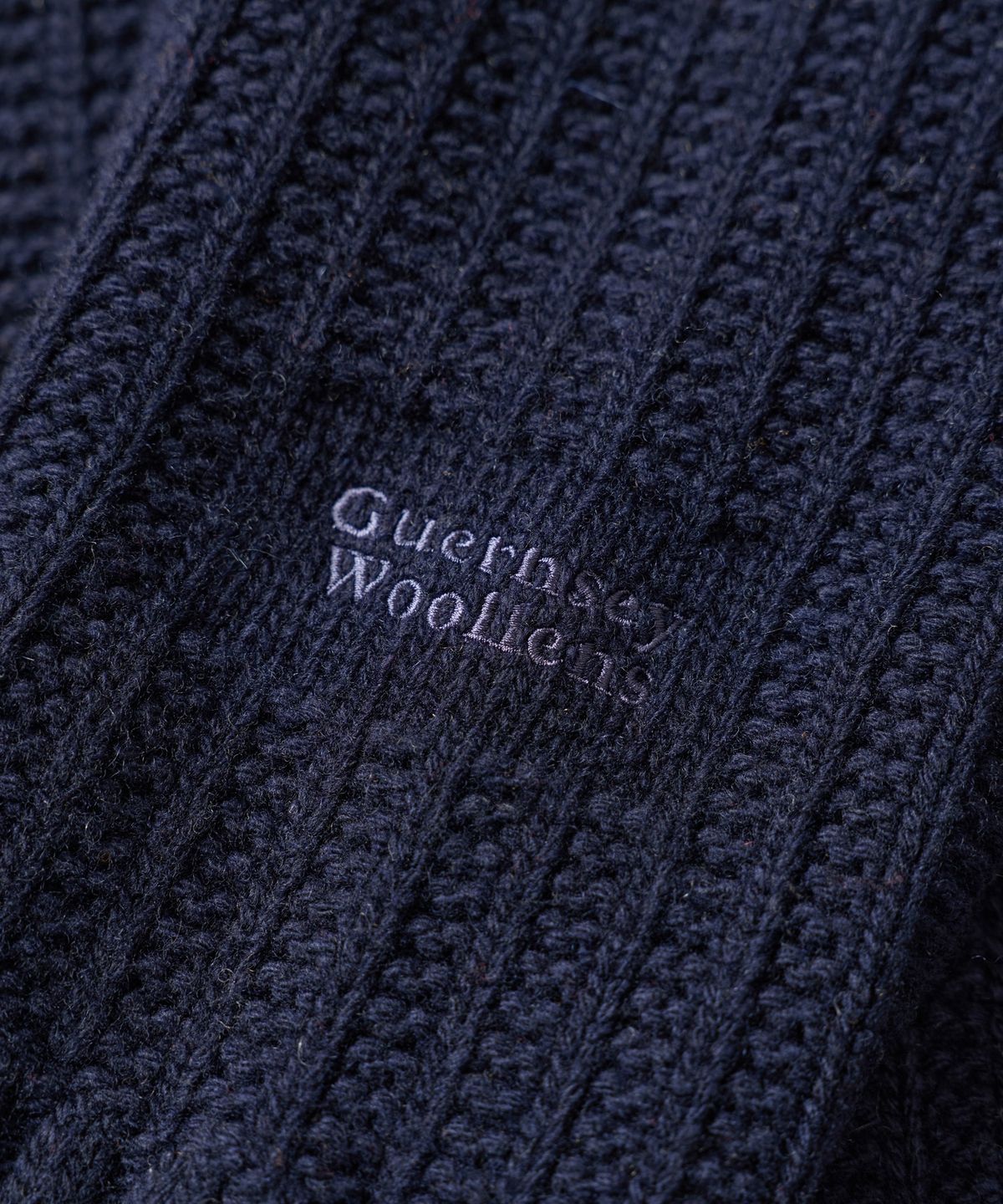 건지 울른스(Guernsey Woollens) 브리티쉬 립 나그랑 울 크루넥 스웨터 - 네이비