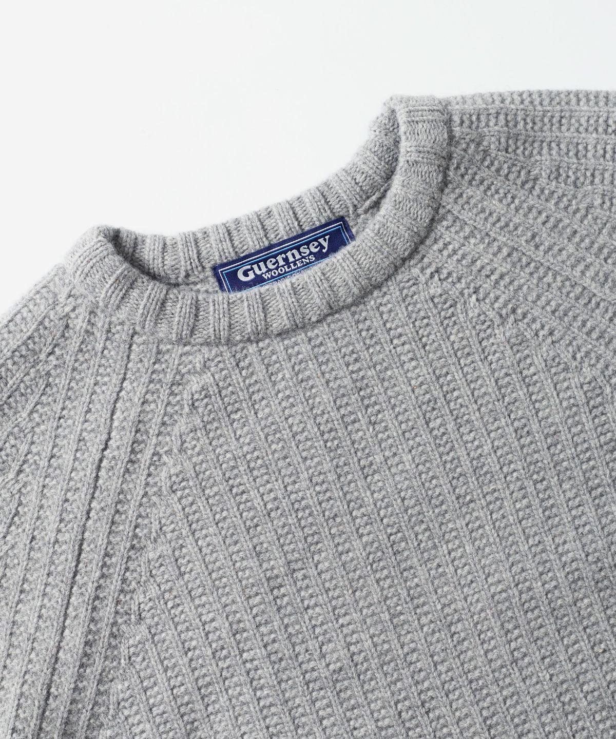 건지 울른스(Guernsey Woollens) 브리티쉬 립 나그랑 울 크루넥 스웨터 - 멜란지 그레이