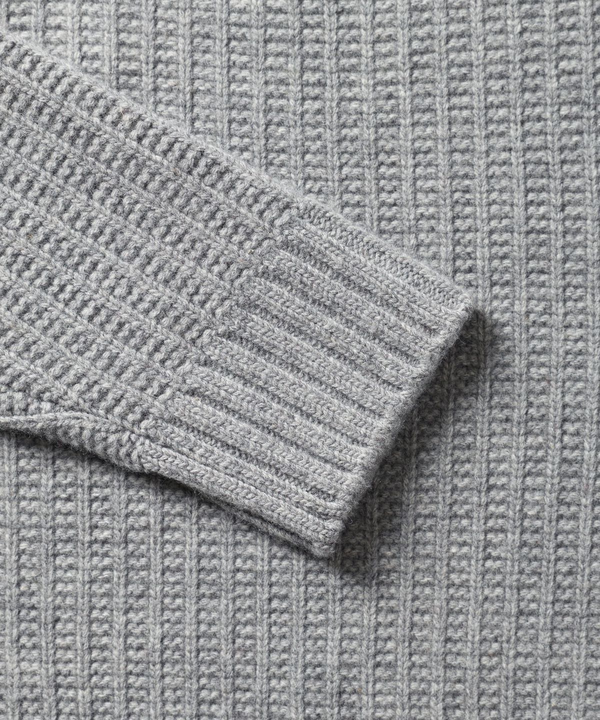 건지 울른스(Guernsey Woollens) 브리티쉬 립 나그랑 울 크루넥 스웨터 - 멜란지 그레이