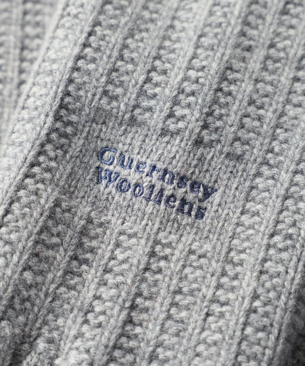 건지 울른스(Guernsey Woollens) 브리티쉬 립 나그랑 울 크루넥 스웨터 - 멜란지 그레이