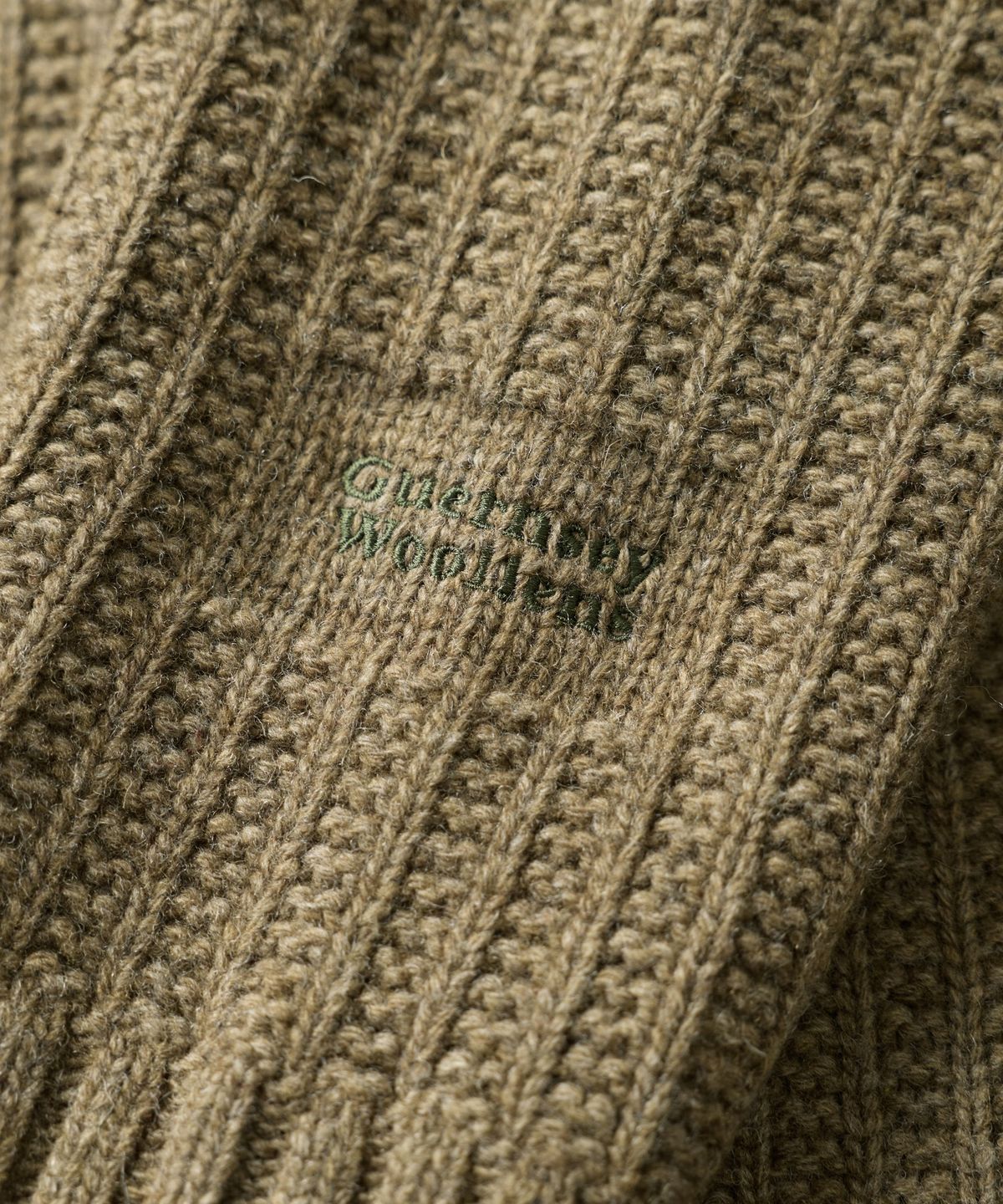 건지 울른스(Guernsey Woollens) 브리티쉬 립 나그랑 울 크루넥 스웨터 - 올리브