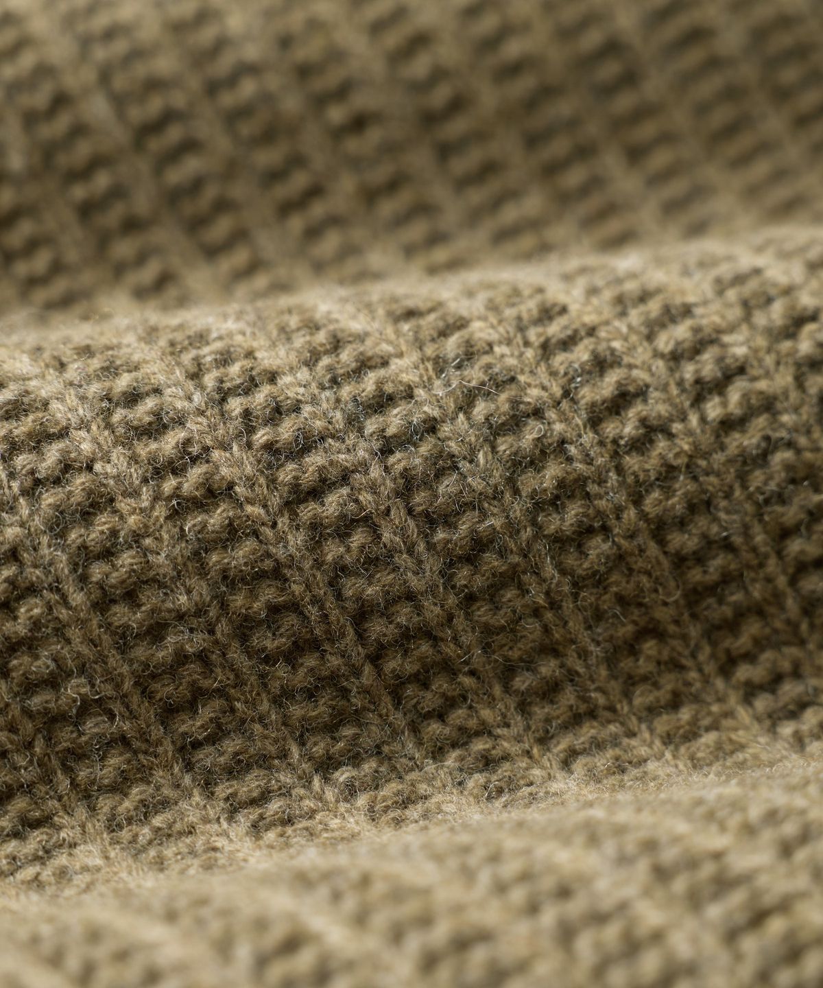 건지 울른스(Guernsey Woollens) 브리티쉬 립 나그랑 울 크루넥 스웨터 - 올리브