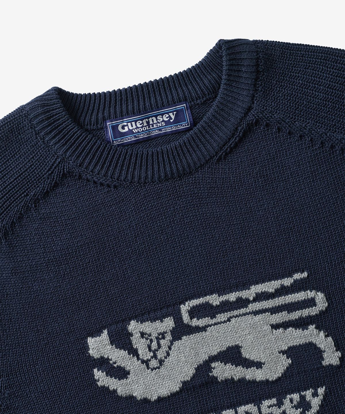 건지 울른스(Guernsey Woollens) 헤비코튼 건지 라이언 스웨터 - 네이비