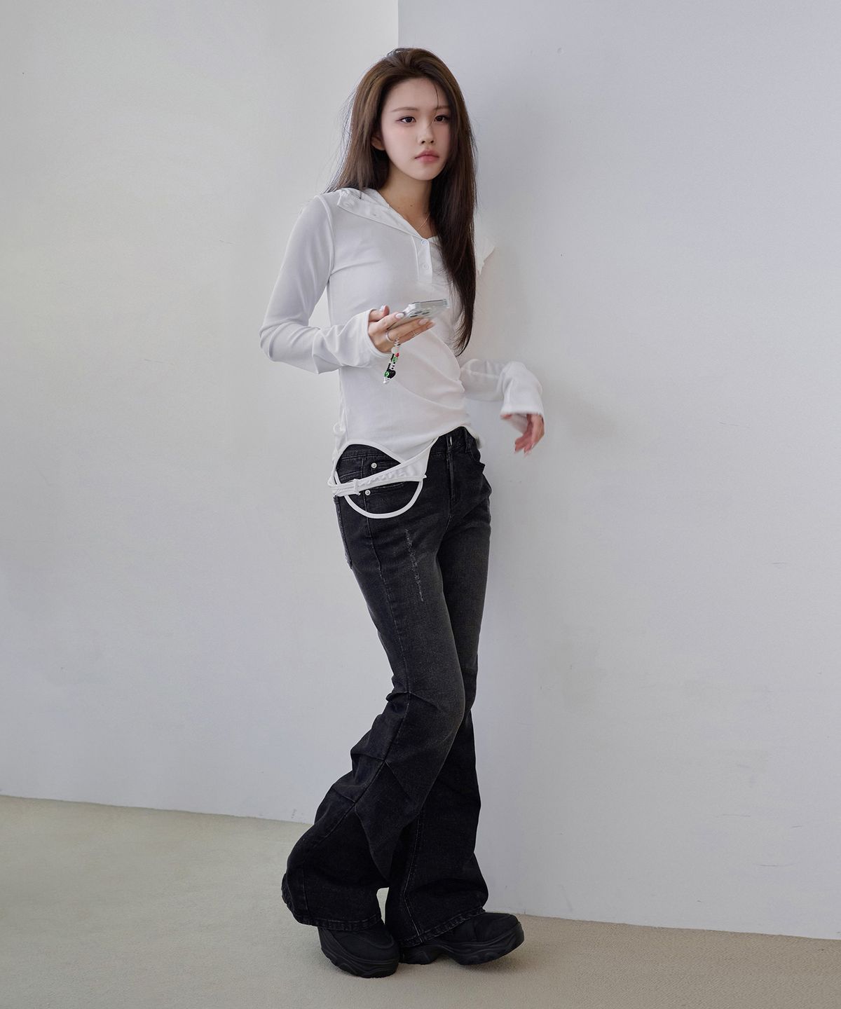 데케트 우먼(DECET WOMEN) [윤비누X데케트우먼]Scratch Flared Shirring Jeans DCWPT037BLACK