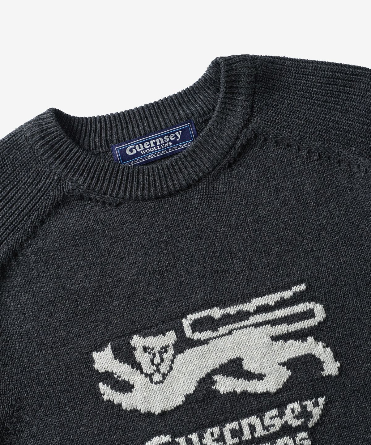 건지 울른스(Guernsey Woollens) 헤비코튼 건지 라이언 스웨터 - 차콜