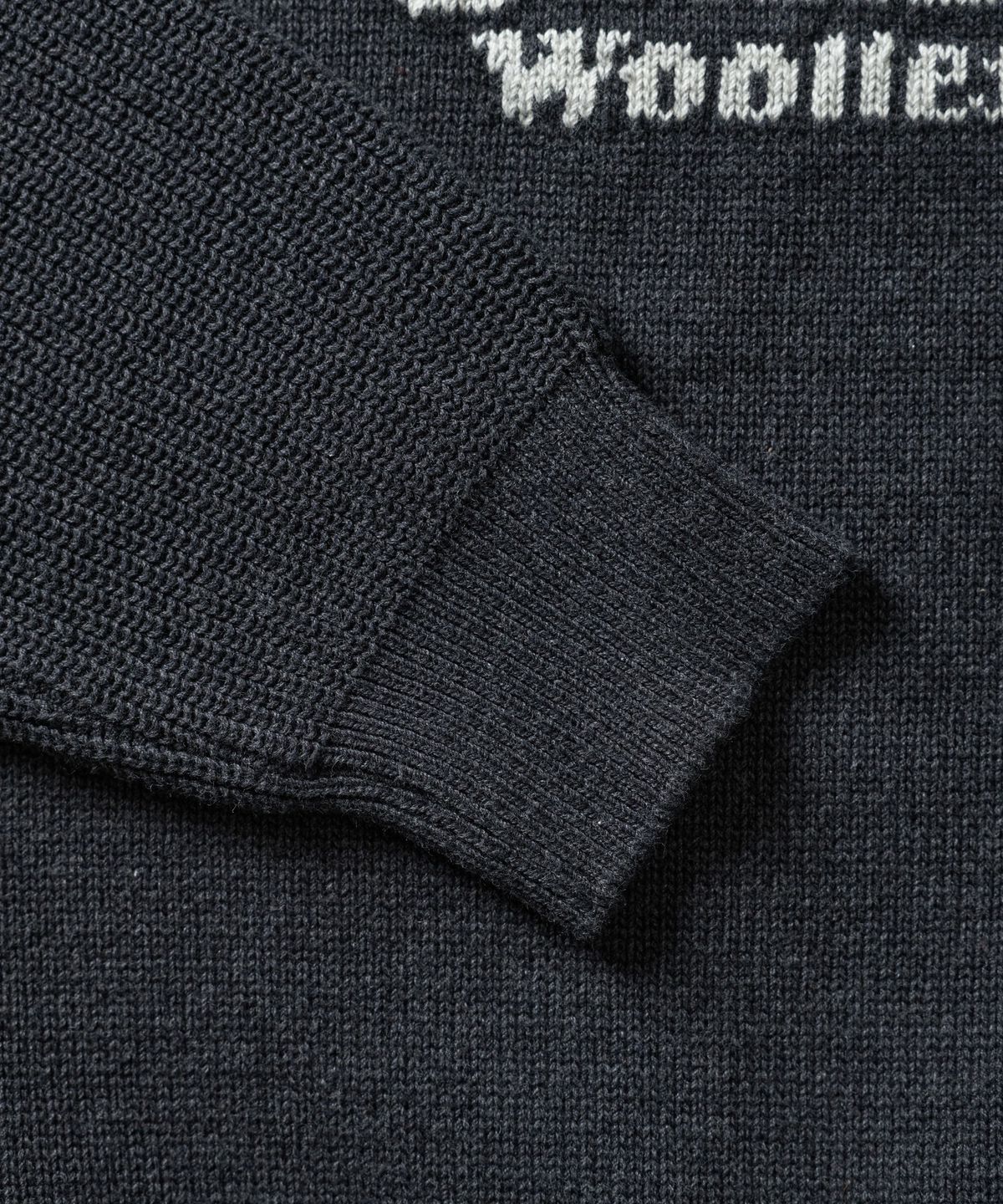 건지 울른스(Guernsey Woollens) 헤비코튼 건지 라이언 스웨터 - 차콜