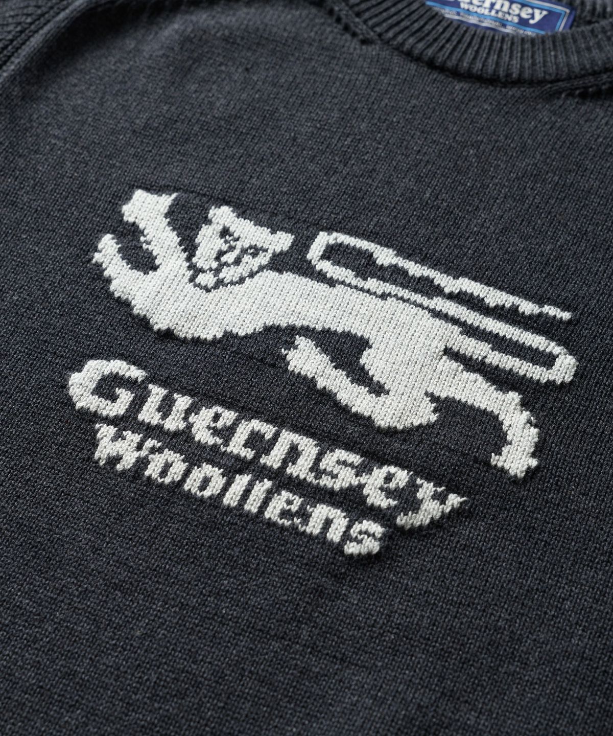 건지 울른스(Guernsey Woollens) 헤비코튼 건지 라이언 스웨터 - 차콜