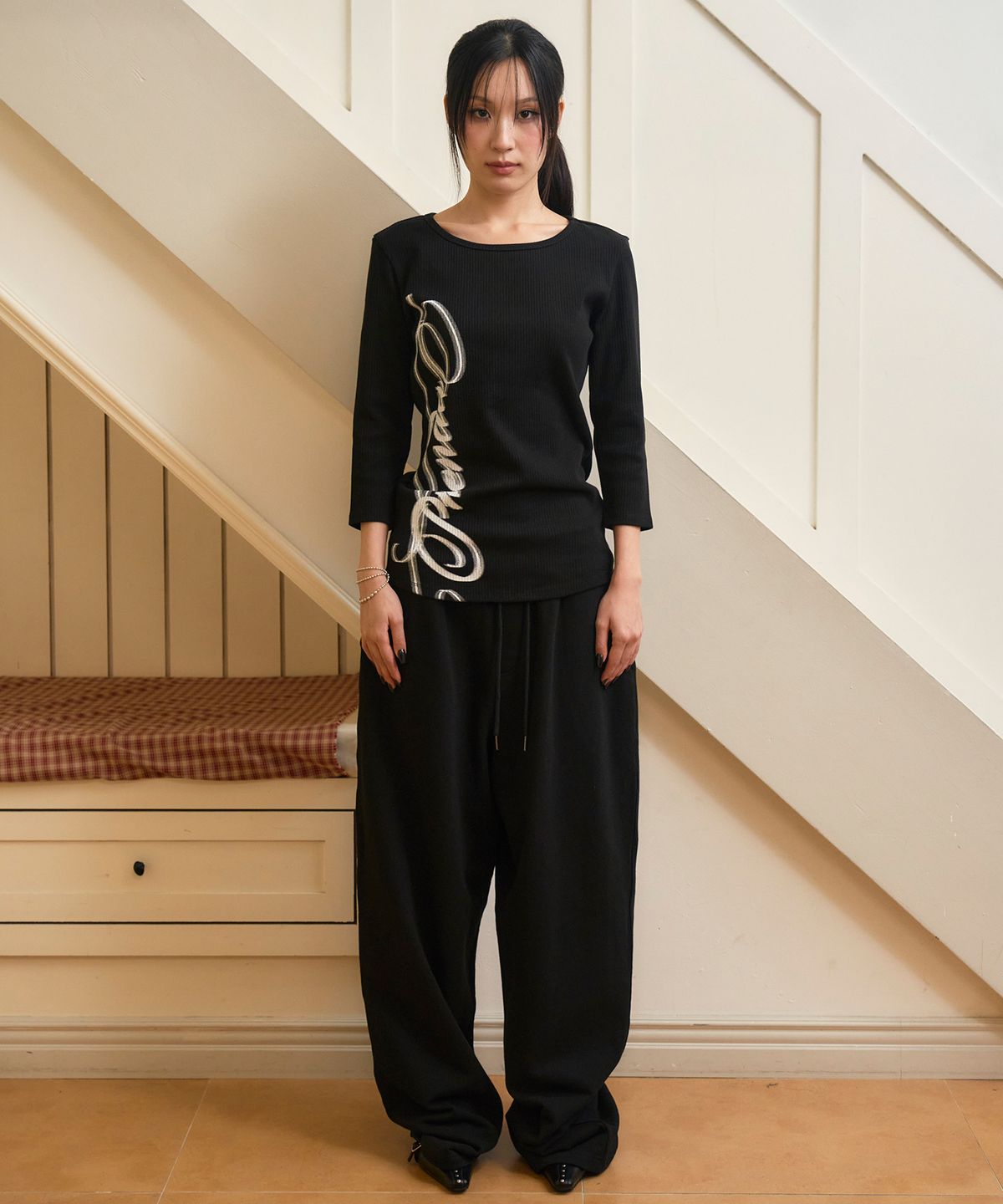 프렌다(PRENDA) SCRIPT LOGO SLIM LONG SLEEVE BLACK