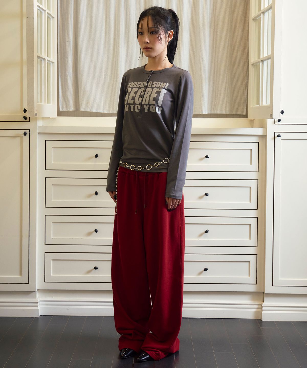 프렌다(PRENDA) SECRET LETTERING HENLEY LONG SLEEVE CHARCOAL