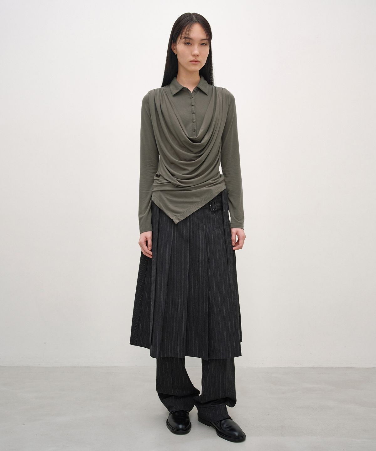 인사일런스 우먼(INSILENCE WOMEN) 카울 헨리넥 롱슬리브 KHAKI