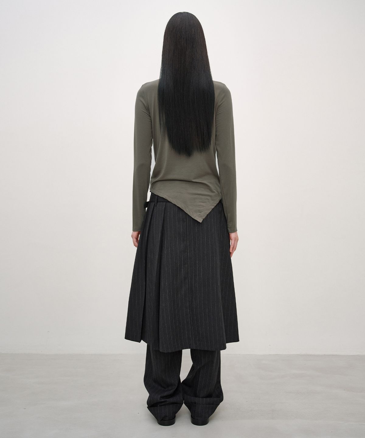 인사일런스 우먼(INSILENCE WOMEN) 카울 헨리넥 롱슬리브 KHAKI