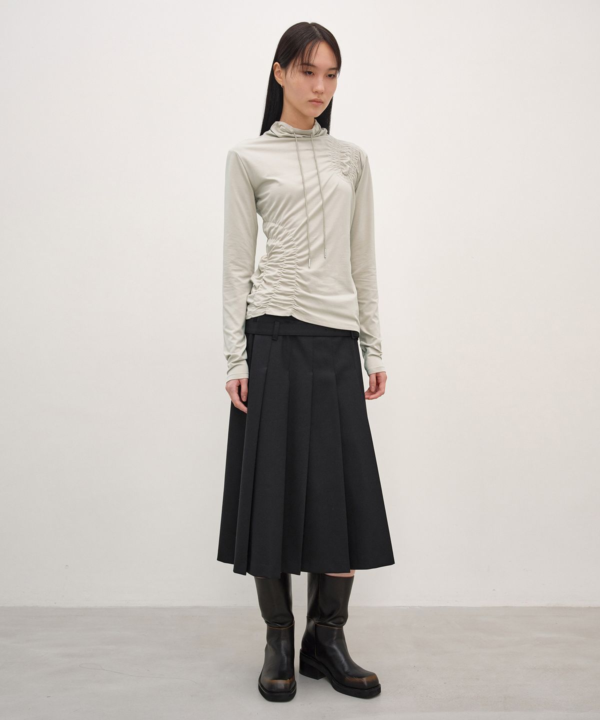 인사일런스 우먼(INSILENCE WOMEN) 셔링 하이넥 탑 ASH KHAKI