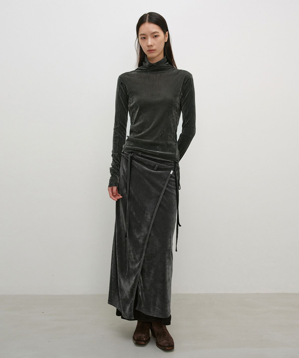 인사일런스 우먼(INSILENCE WOMEN) 벨벳 메쉬 터틀넥 티셔츠 CHARCOAL