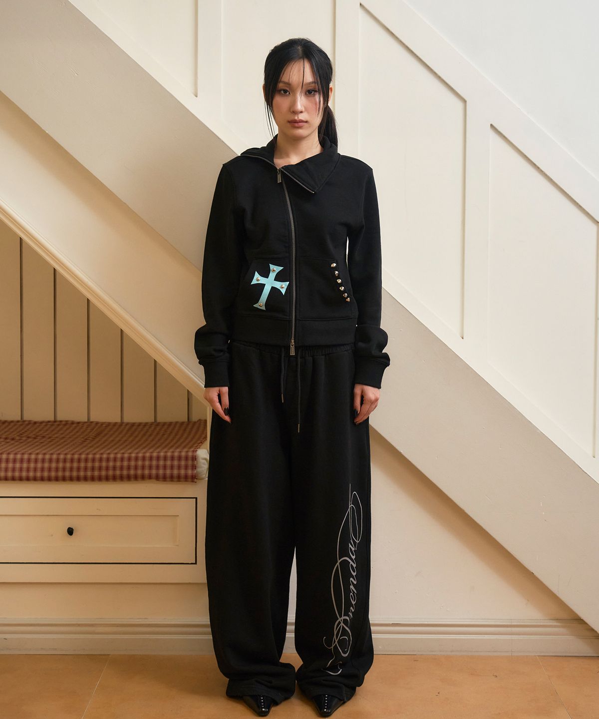 프렌다(PRENDA) CROSS ASYM HIGH NECK ZIP UP BLACK