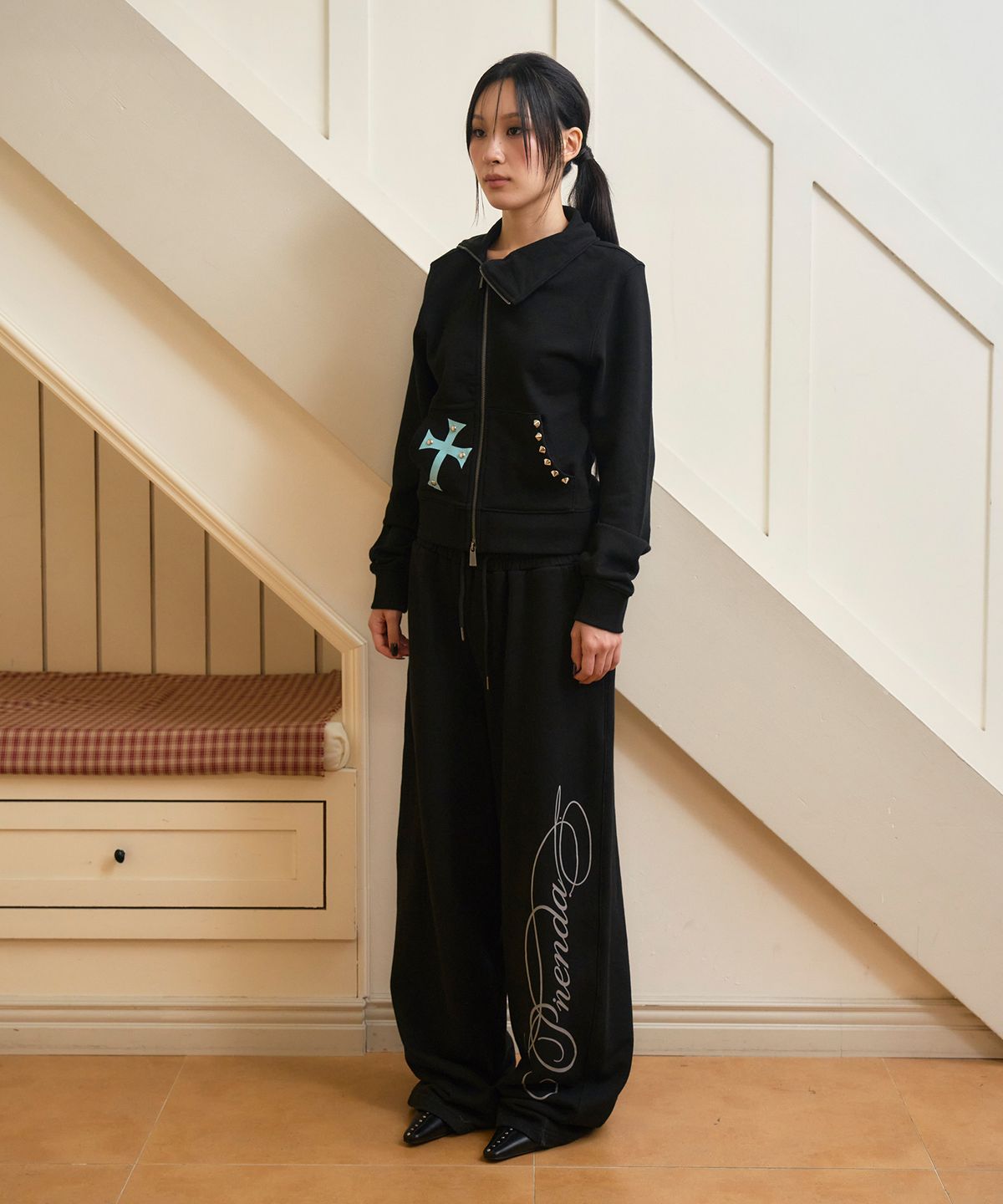 프렌다(PRENDA) CROSS ASYM HIGH NECK ZIP UP BLACK