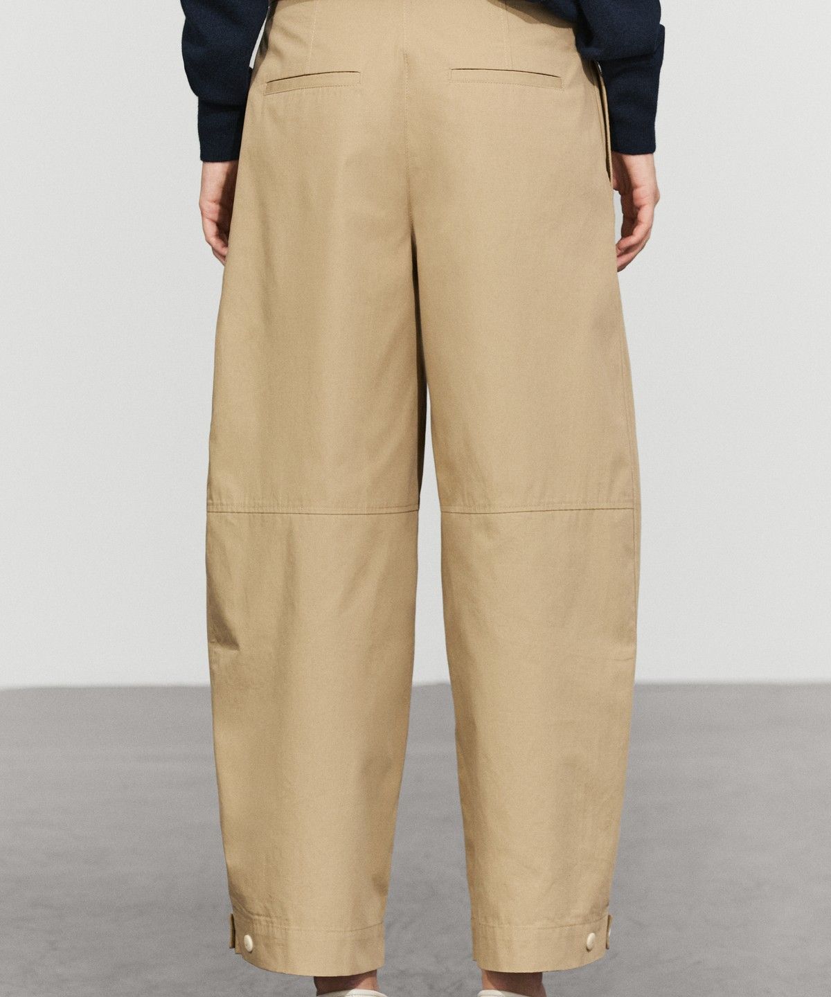 마시모두띠(MASSIMO DUTTI) 100% 코튼 밑단 디테일 배럴 팬츠