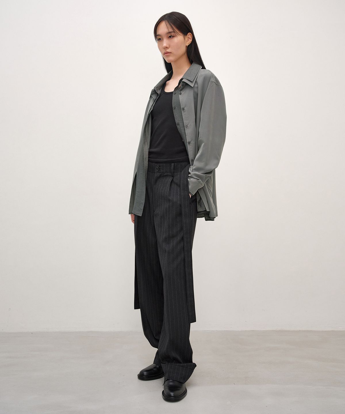 인사일런스 우먼(INSILENCE WOMEN) 레이어드 오버핏 셔츠 ASH KHAKI