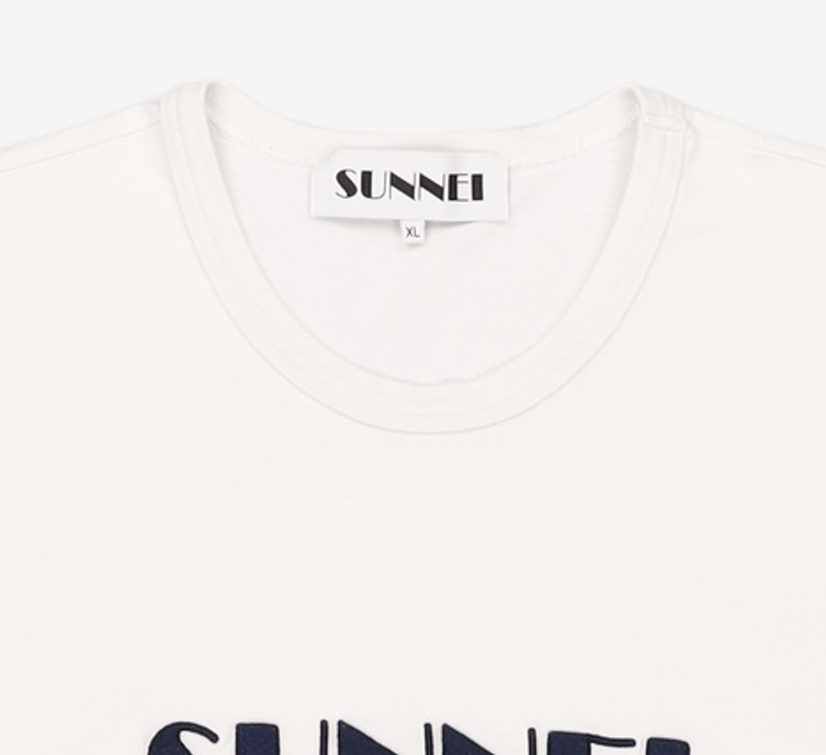 써네이(SUNNEI) 클래식 빅 로고 자수 반소매 티셔츠 - 오프 화이트 / MRTWXJER069JER0127433 XL