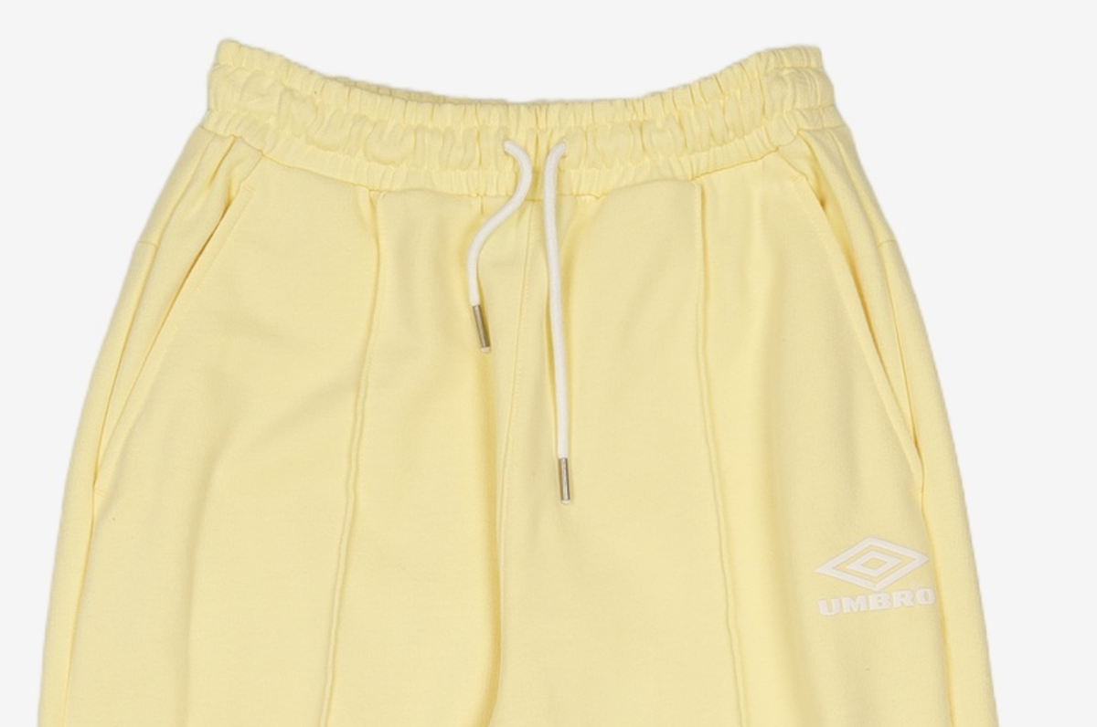 엄브로(UMBRO) 아카이브 클럽 우먼스 와이드 원턱 팬츠 페일 바나나 (UO122CFP12) XS