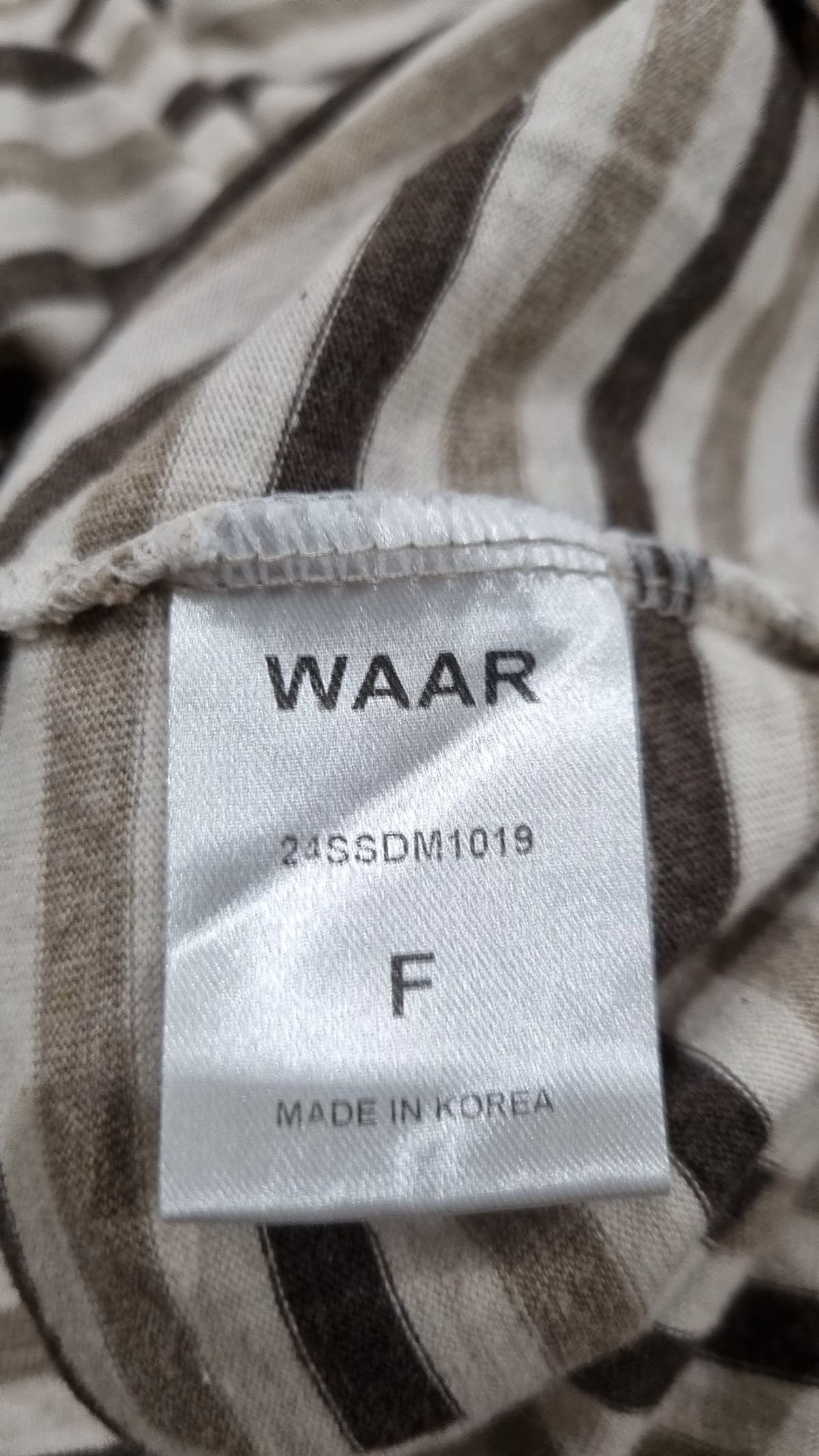 와르(WAAR) 반소매 티셔츠 FREE