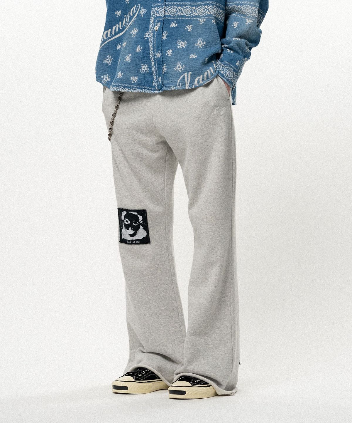 카미야(KAMIYA) Girl Patch Bootcut Sweat Pants - GRAY