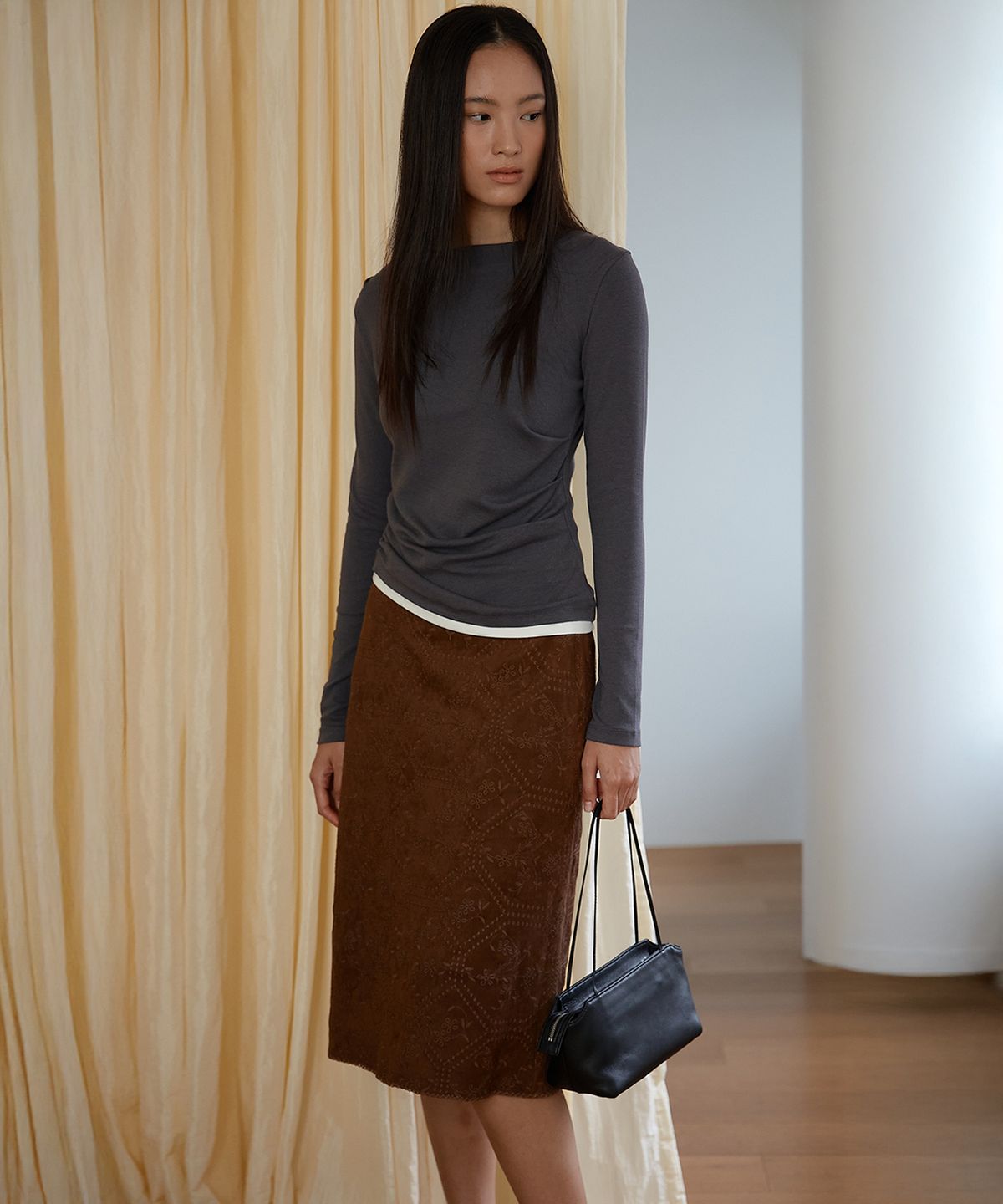오어서울(AURE SEOUL) 더오어 스웨이드 모티브 스커트 [브라운]