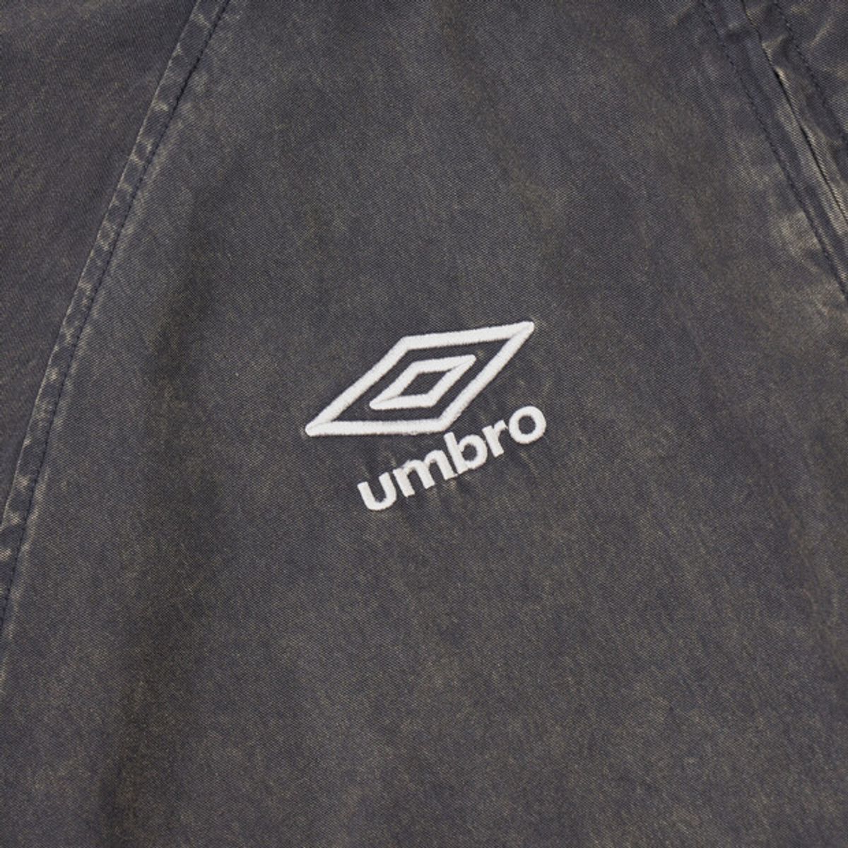 엄브로(UMBRO) DISTRICT11 스탠넥 워싱 바람막이 자켓 챠콜 UR321CJK99