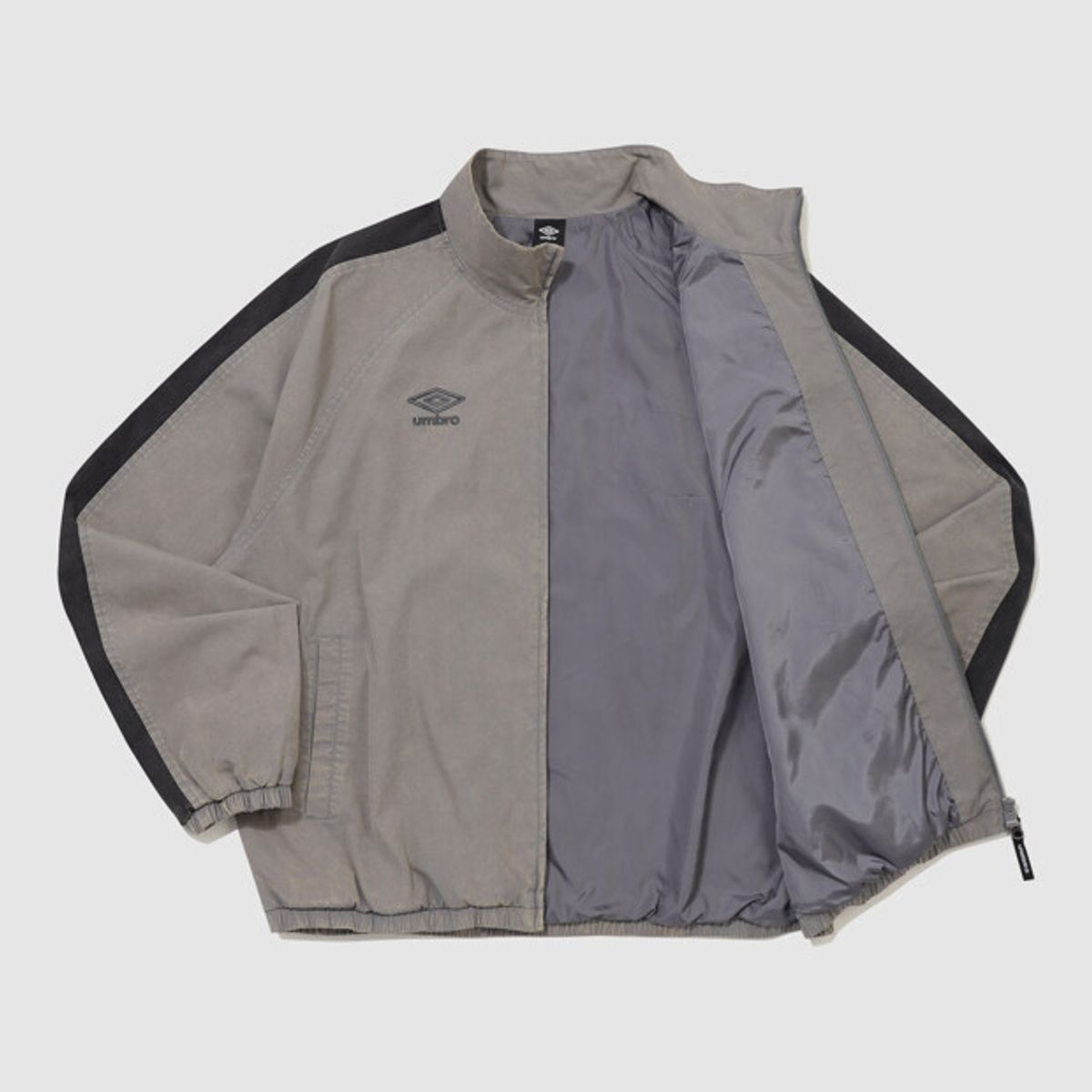 엄브로(UMBRO) DISTRICT11 스탠넥 워싱 바람막이 자켓 그레이 UR321CJK99
